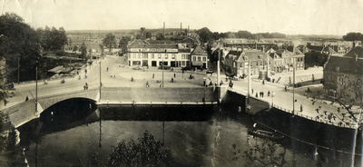 351615 Overzicht van het Ledig Erf te Utrecht, uit het noordwesten, met links de Tolsteegbrug, in het midden de ...